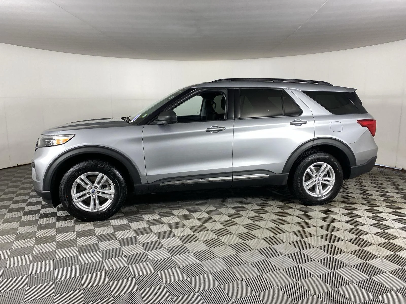 Used 2023 Iconic Silver Ford XLT image 7