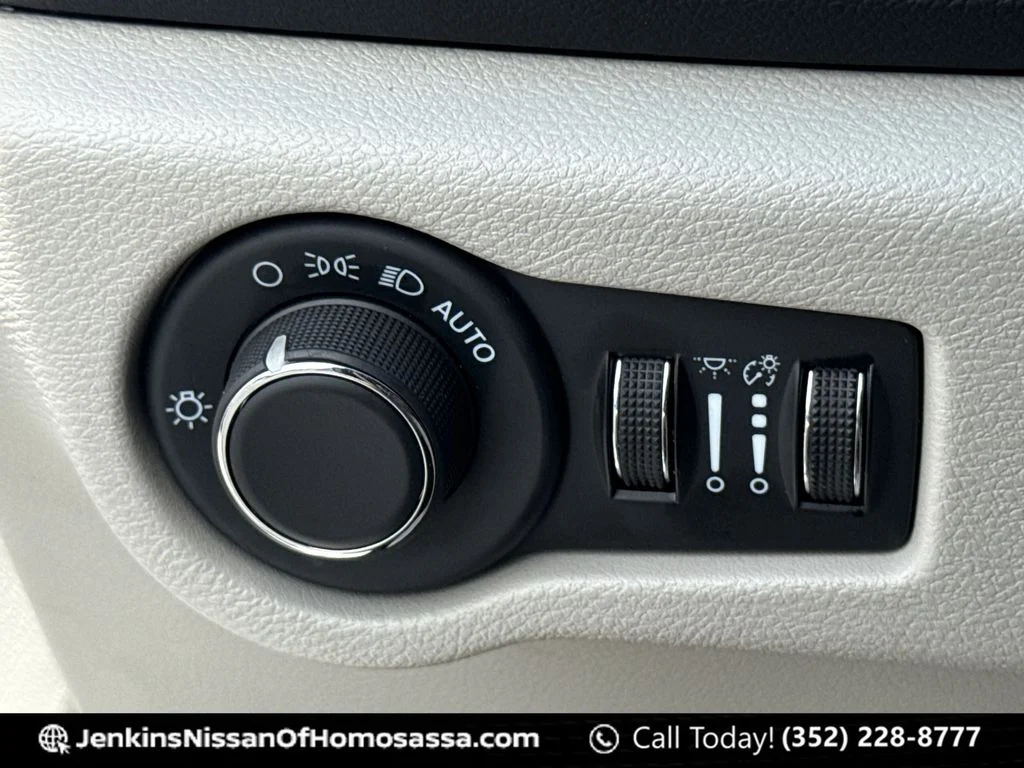 Used 2023 White Chrysler LX image 38