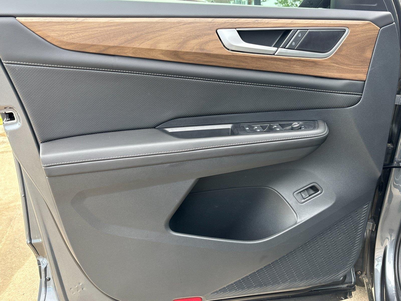 2025 Volkswagen Atlas SE w/Tech - Photo 13