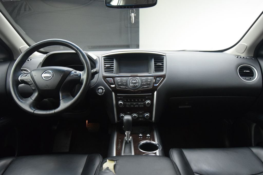 Used 2016 Silver Nissan Platinum image 3