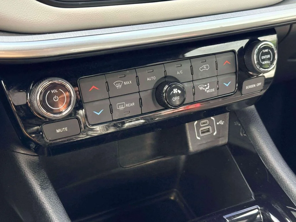 Used 2025 White Jeep Limited image 23