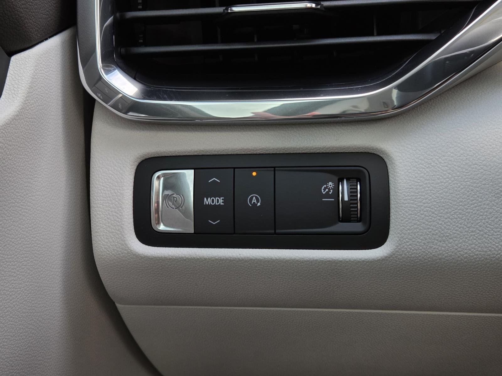 Used 2024 White Frost Tricoat GMC FWD Denali image 26