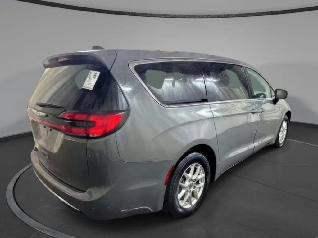 Used 2023 Ceramic Gray Clearcoat Chrysler Touring L image 3