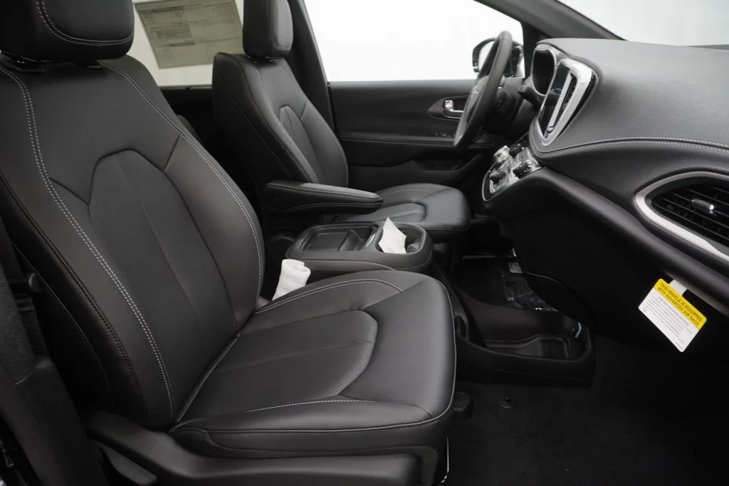 New 2027 Diamond Black Crystal Pearl-Coat Exterior Paint Chrysler Select image 32
