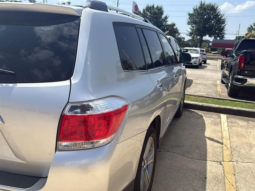 Used 2013 Classic Silver Metallic Toyota Limited image 3