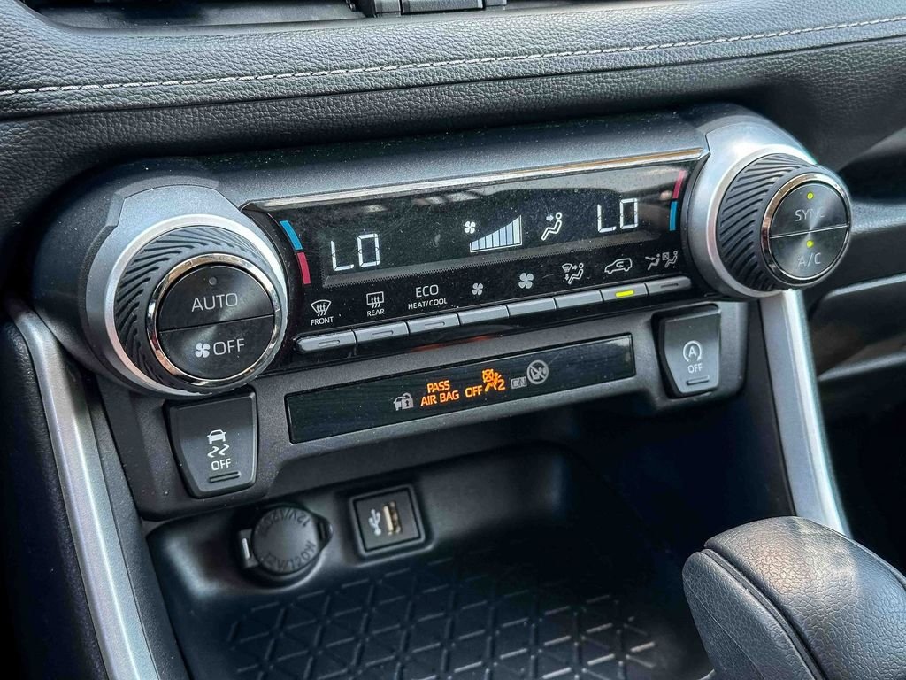 2025 Toyota RAV4 XLE - Photo 32