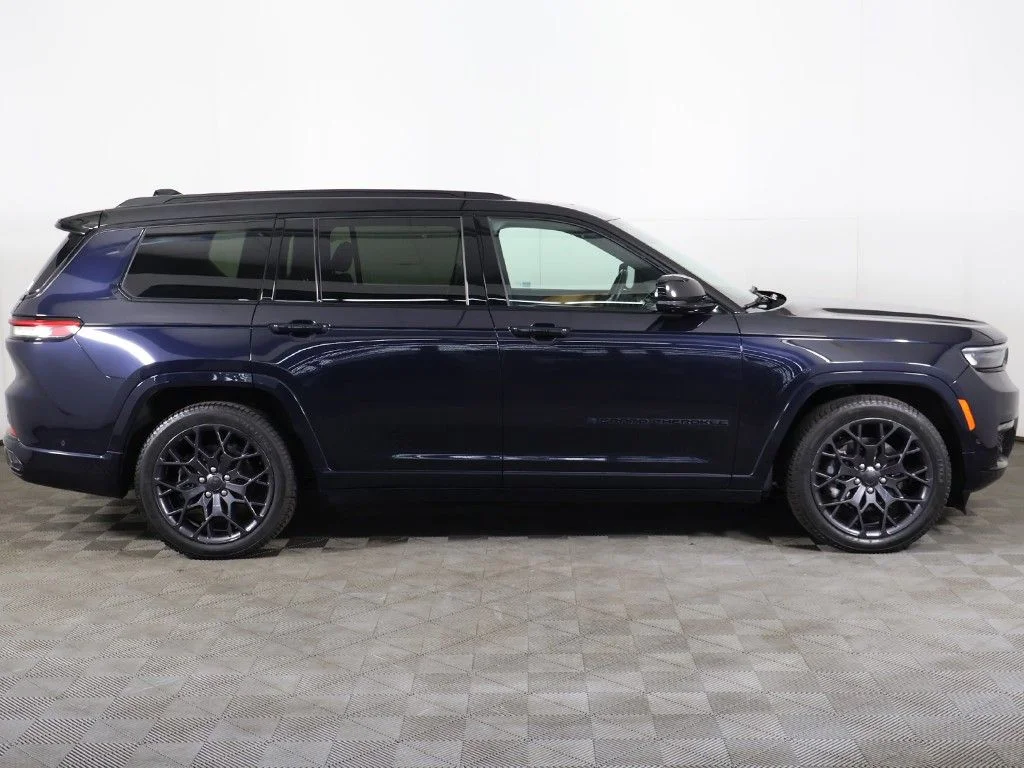 Used 2023 Black Jeep Summit Reserve image 25