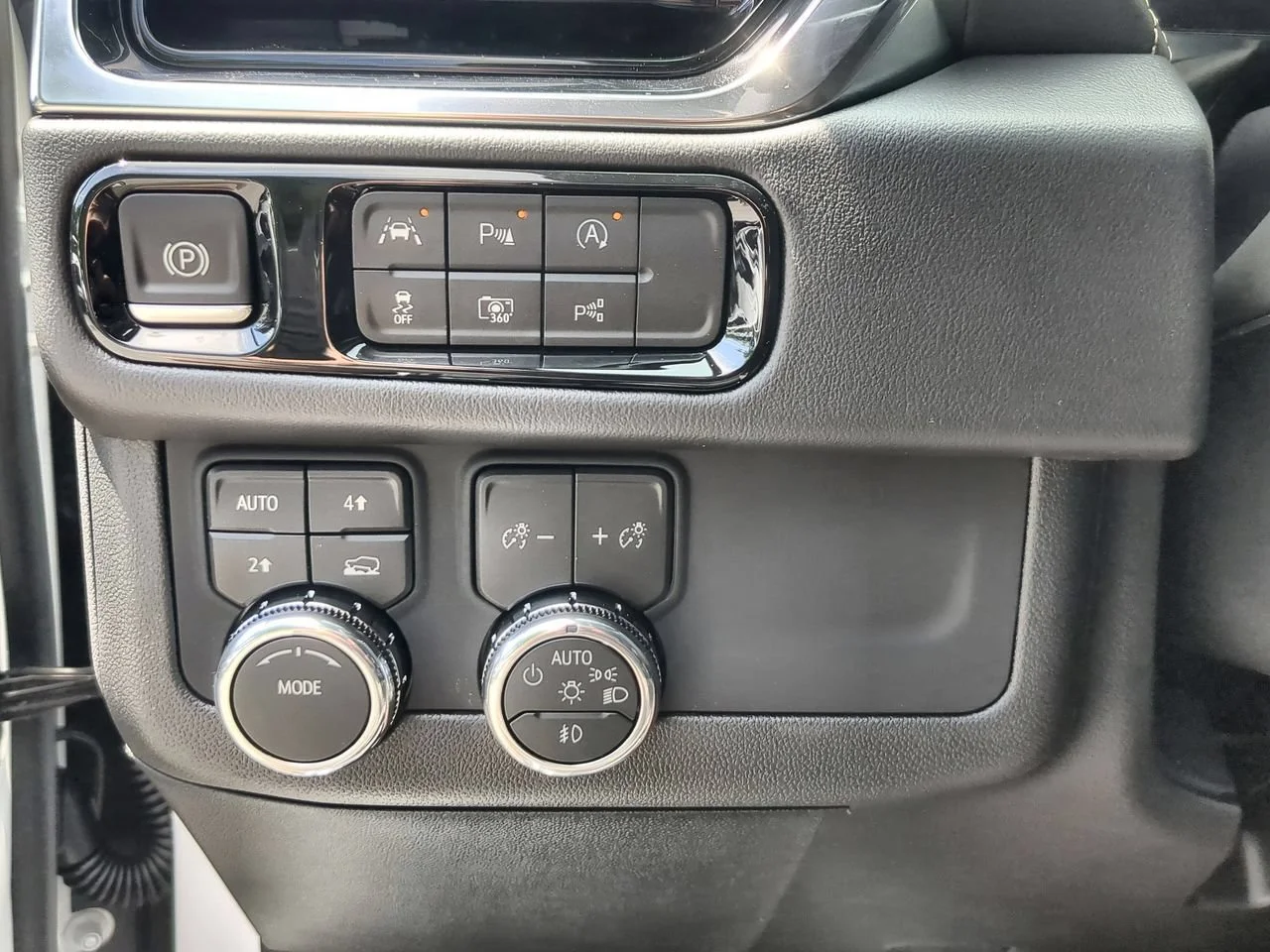 New 2026 Summit White GMC Elevation image 18