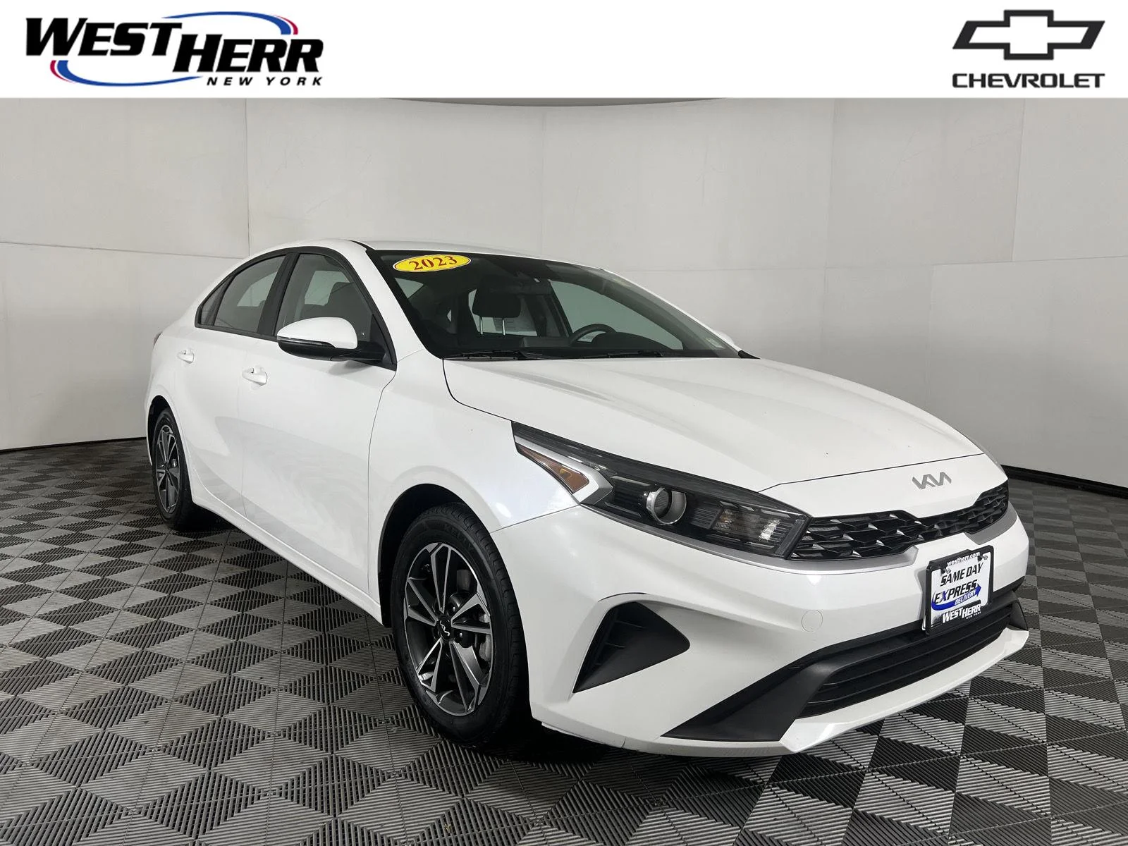Used 2023 Snow White Pearl Kia LXS image 1