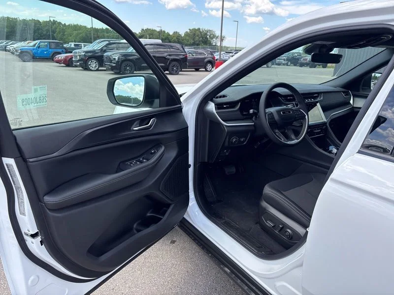 New 2026 Bright White Clear-Coat Exterior Paint Jeep Laredo image 19
