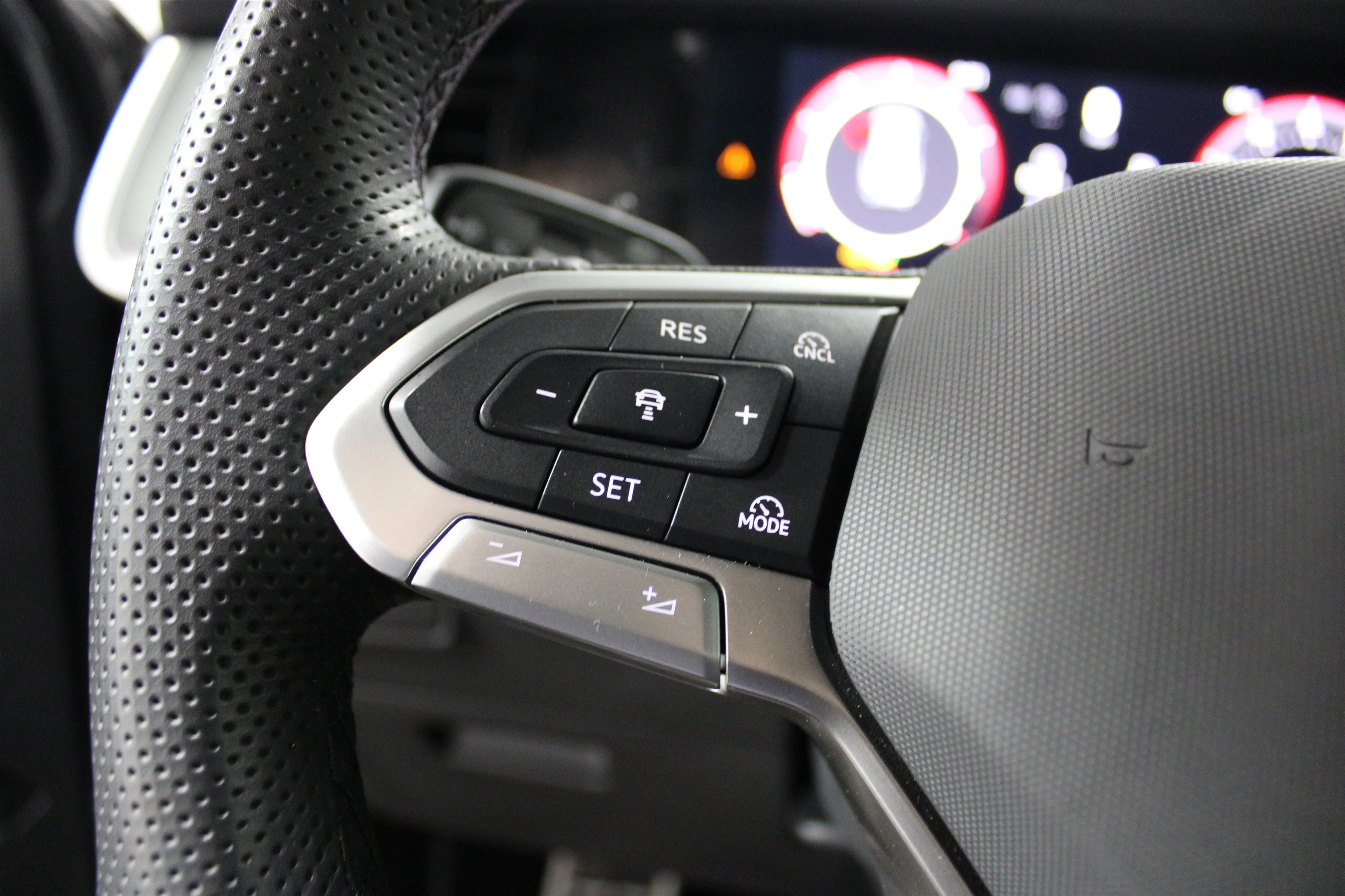 Used 2025 Platinum Gray Metallic Volkswagen SE R-Line Black image 10