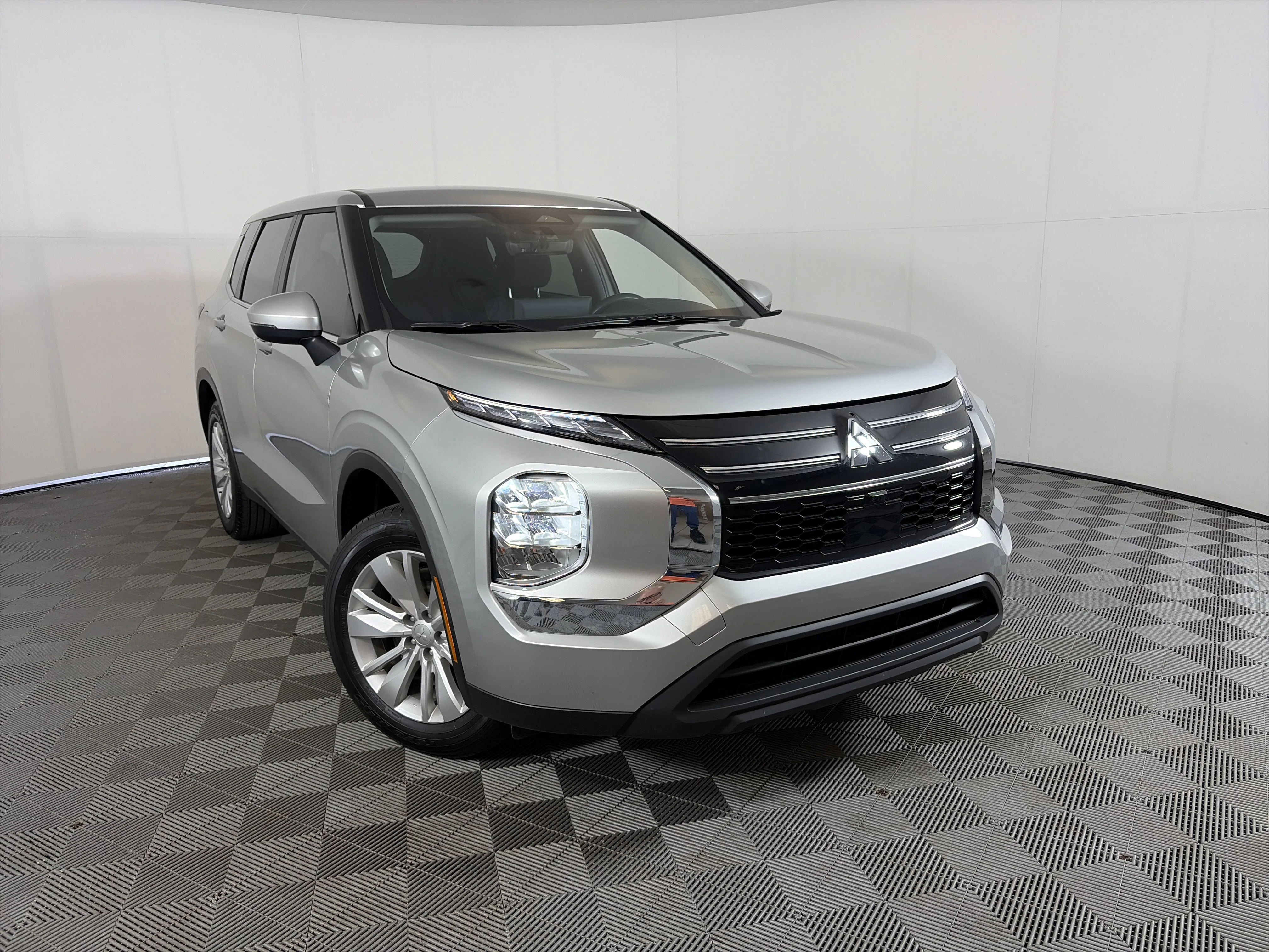 2025 Mitsubishi Outlander ES 2WD's photo