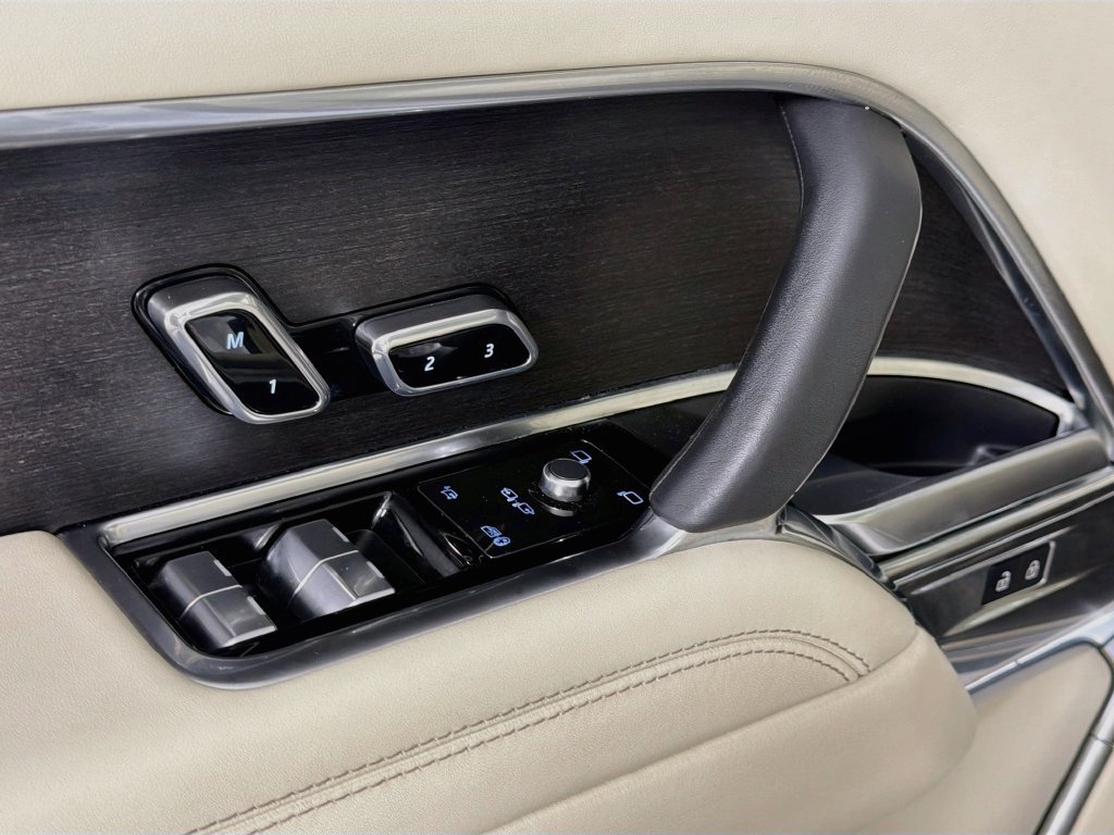 Used 2024 White Land Rover SE image 18