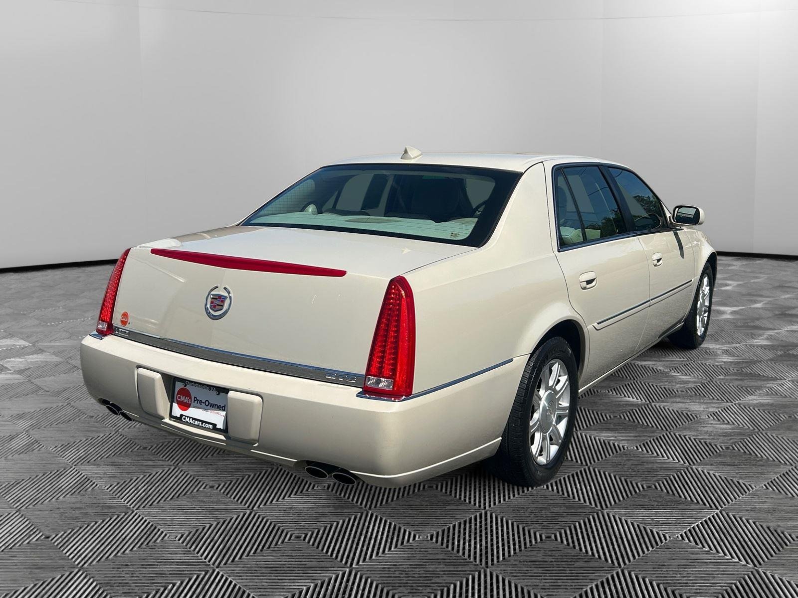 Used 2010 Vanilla Latte Cadillac w/1SA image 5