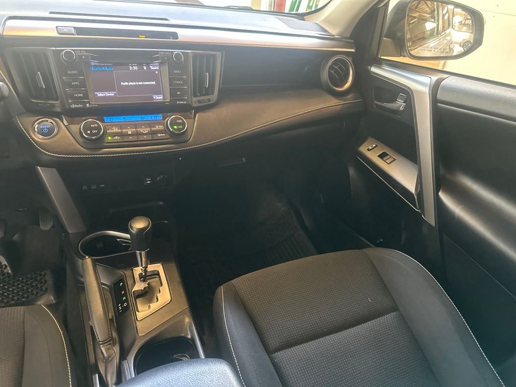 Used 2016 White Toyota XLE image 25