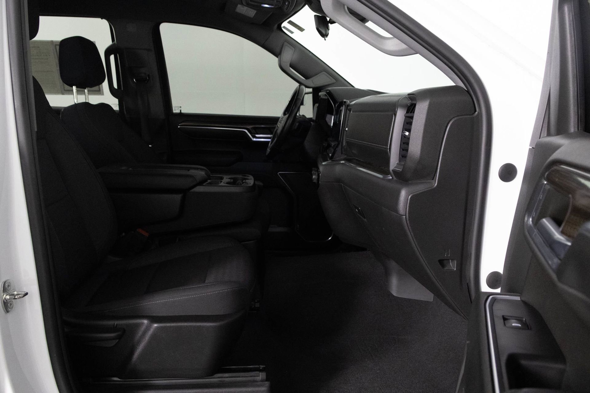 2023 CHEVROLET SILVERADO - Image 38