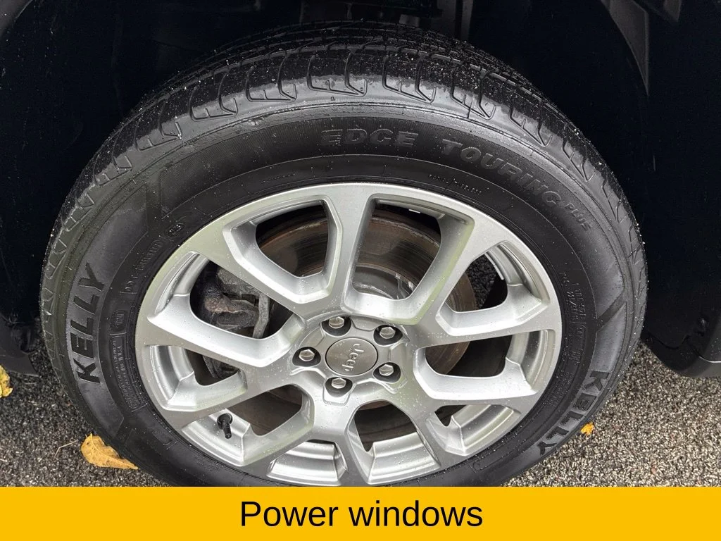 Certified Used 2023 Bright White Clearcoat Jeep Latitude Lux image 14