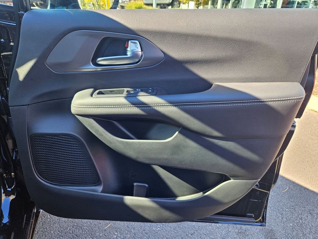 2026 Chrysler Pacifica Select - Photo 19