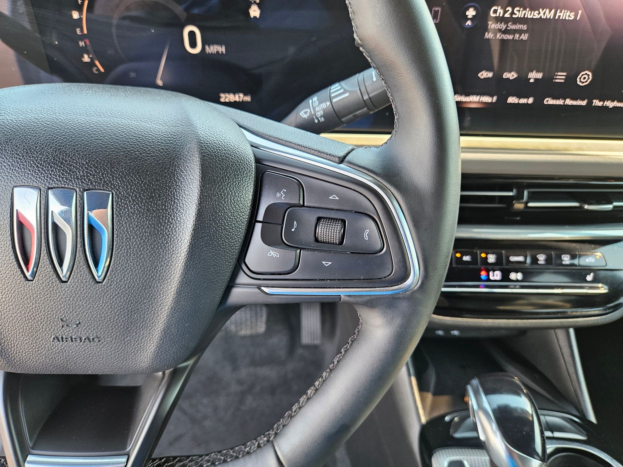 Used 2025 White Frost Tricoat Buick Avenir image 21