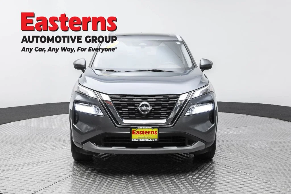 Used 2022 Gray Nissan SV image 2