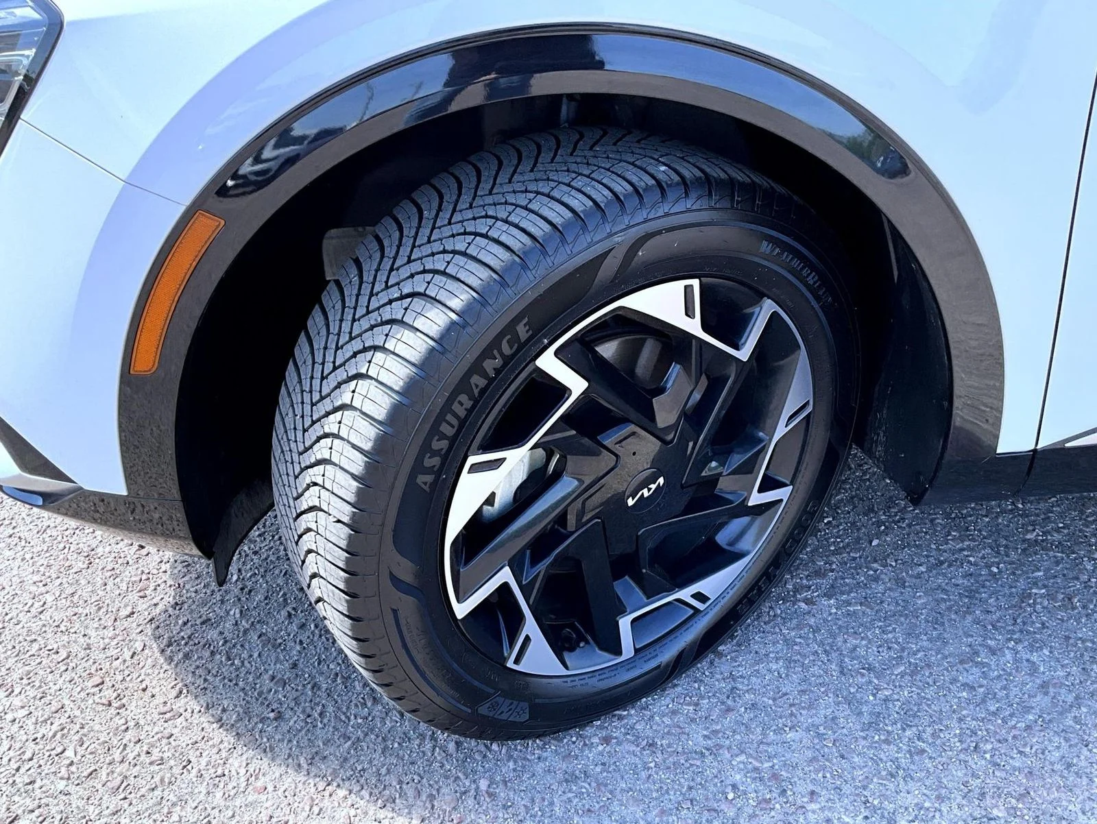 Used 2023 White Kia SX-Prestige image 23