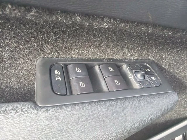 Used 2020 Black Volvo Momentum image 10