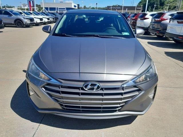 Used 2019 Machine Gray Hyundai SE image 4