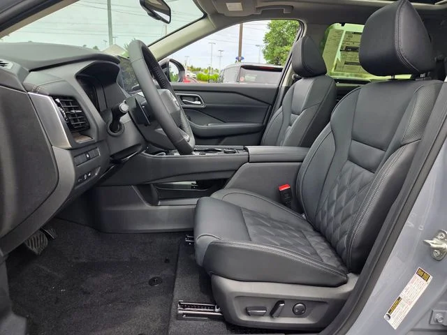 New 2026 Boulder Gray Pearl / Super Black Two-tone Nissan Platinum image 9