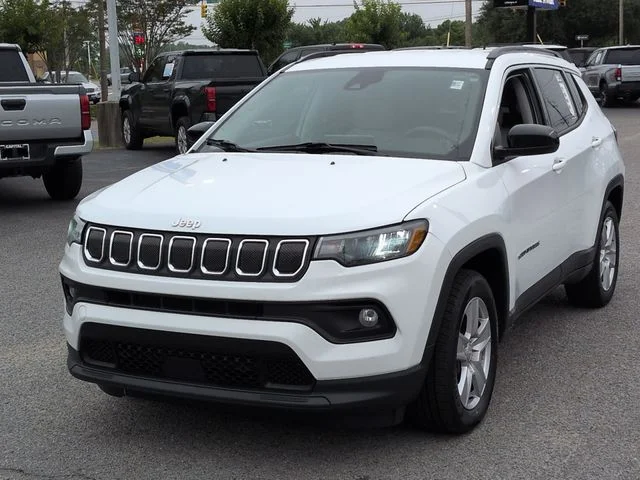 Used 2022 White Jeep Latitude image 7