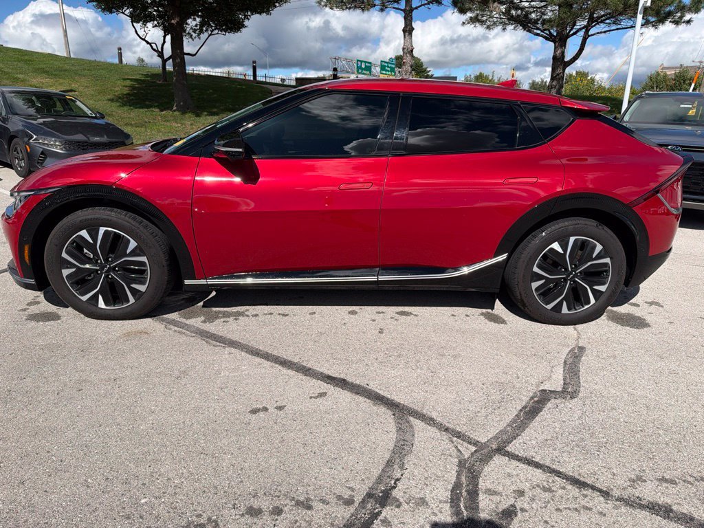 Used 2024 Red Kia Wind image 10