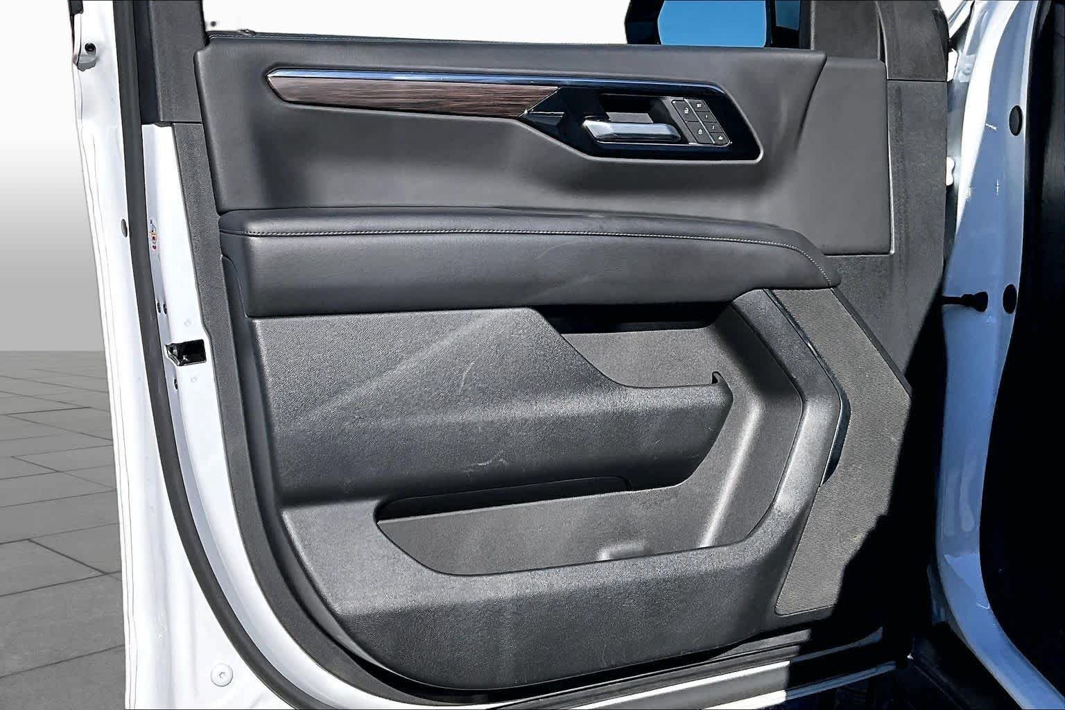 Used 2025 Summit White Chevrolet LT image 22