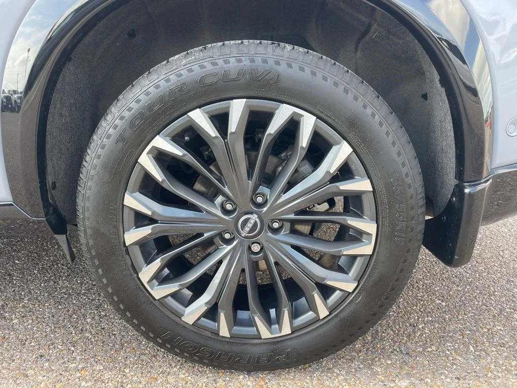 Used 2024 Gray Nissan Platinum image 17