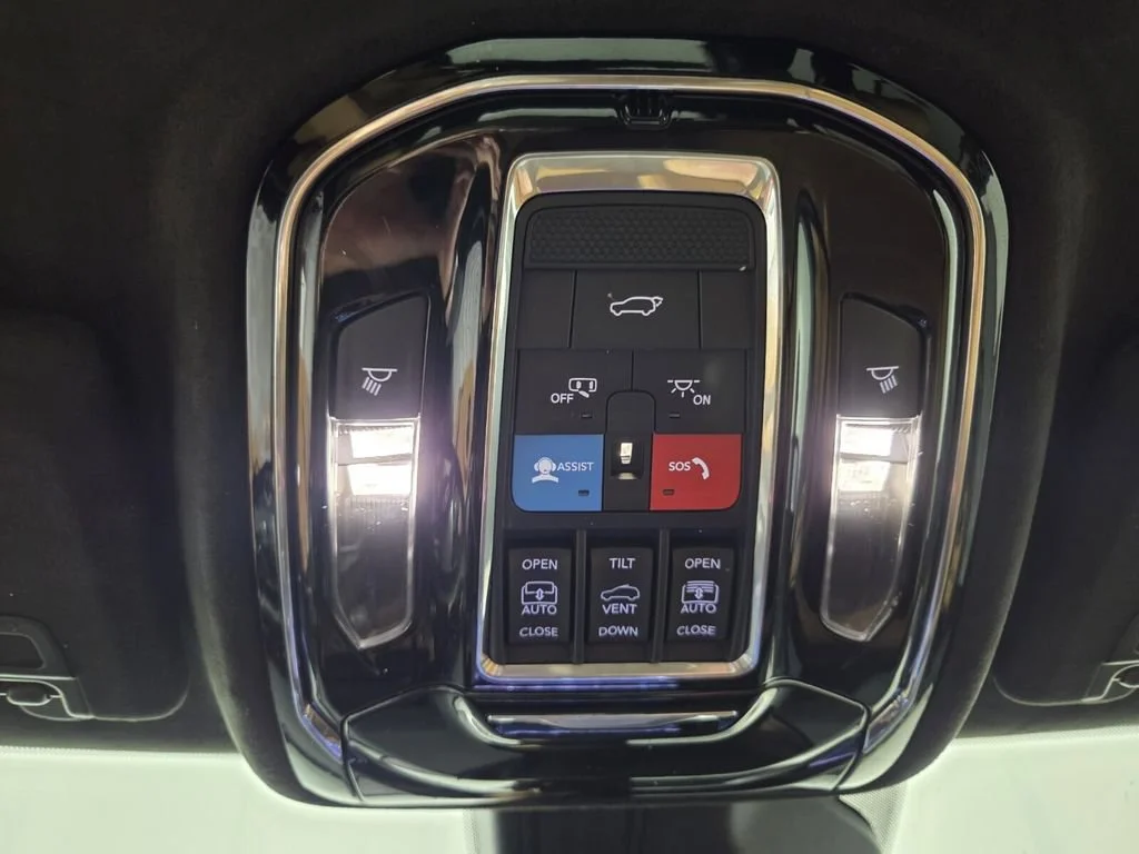 Used 2024 Diamond Black Crystal Pearlcoat Jeep Summit Reserve image 16