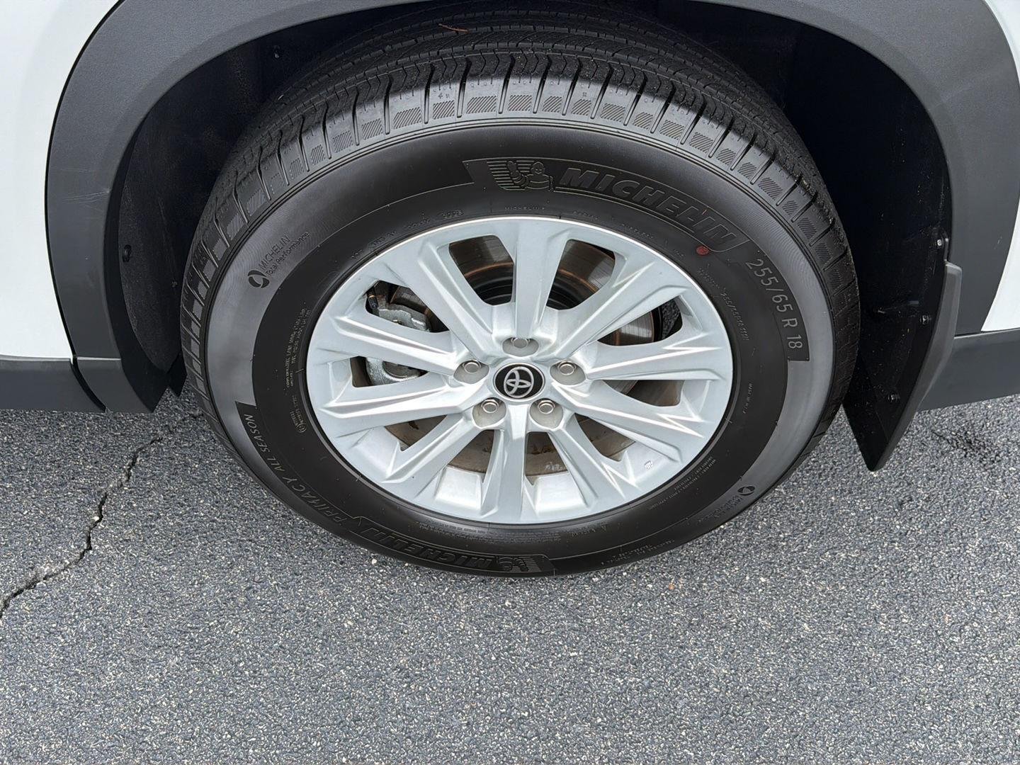 Used 2025 Wind Chill Pearl Toyota XLE image 38