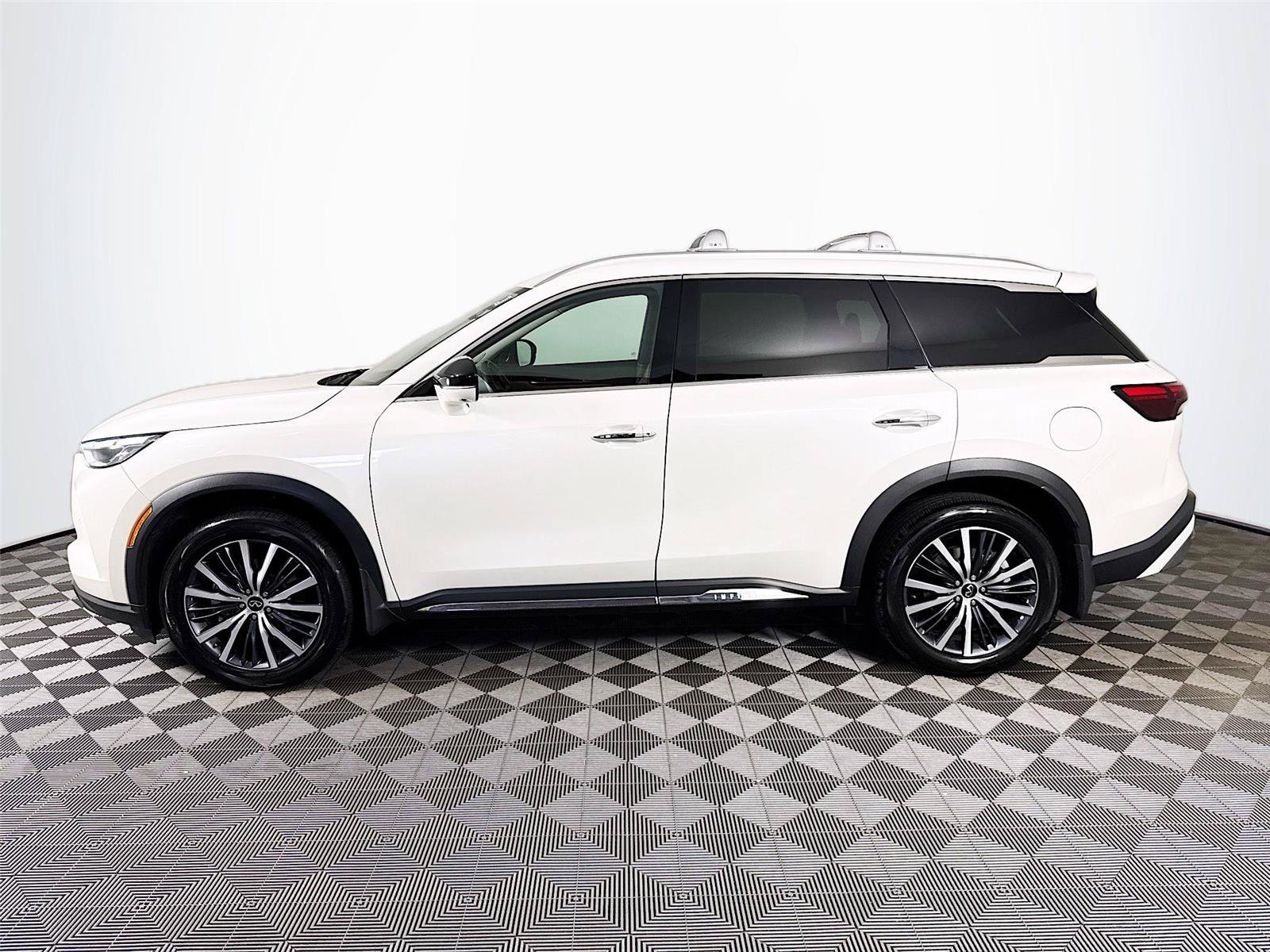 Used 2024 Majestic White INFINITI Sensory image 8