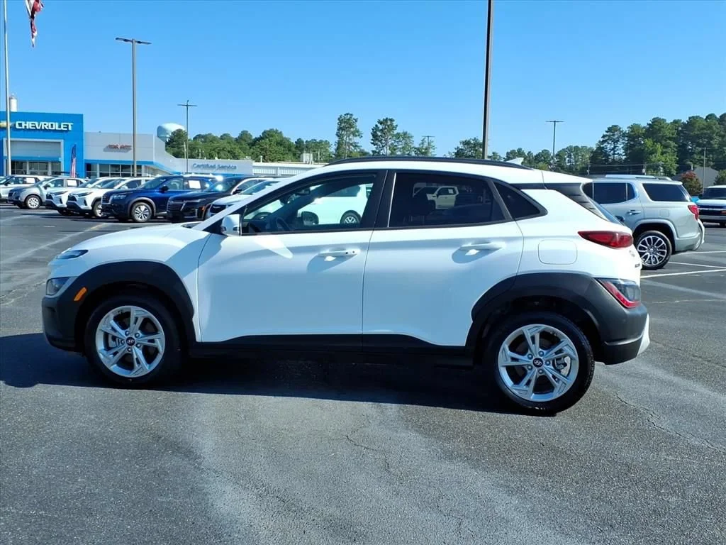 Used 2023 White Hyundai SEL image 16