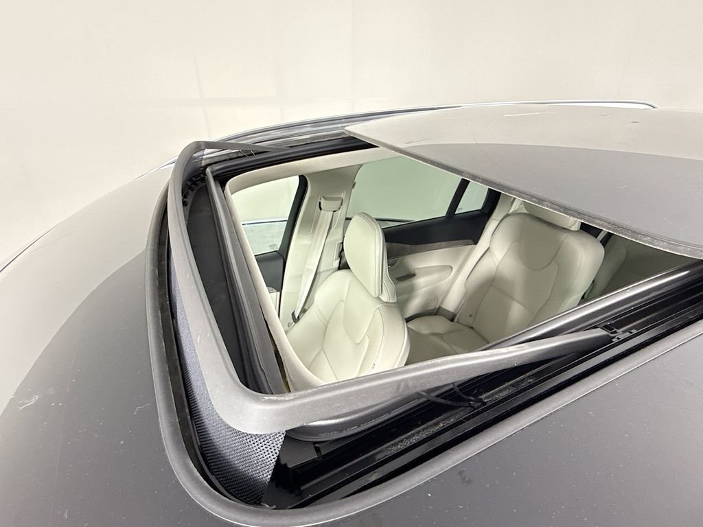 Used 2023 Black Volvo B6 Plus 6-Seater image 23