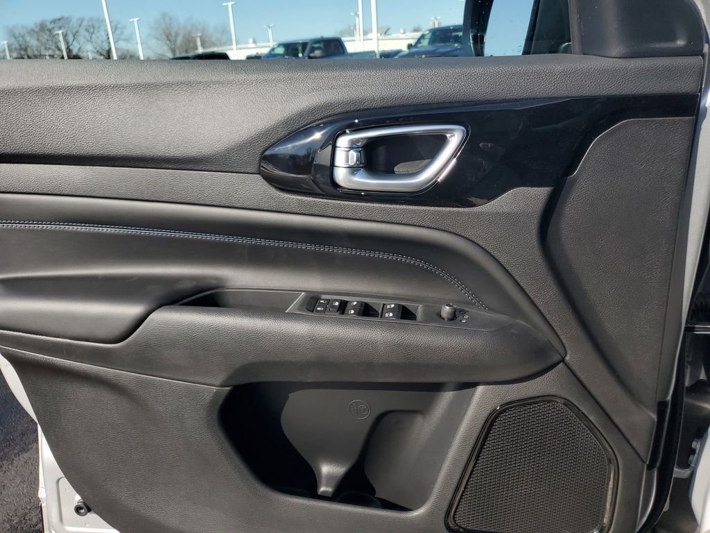 New 2026 Silver Zynith Metallic Clearcoat Jeep Latitude image 15