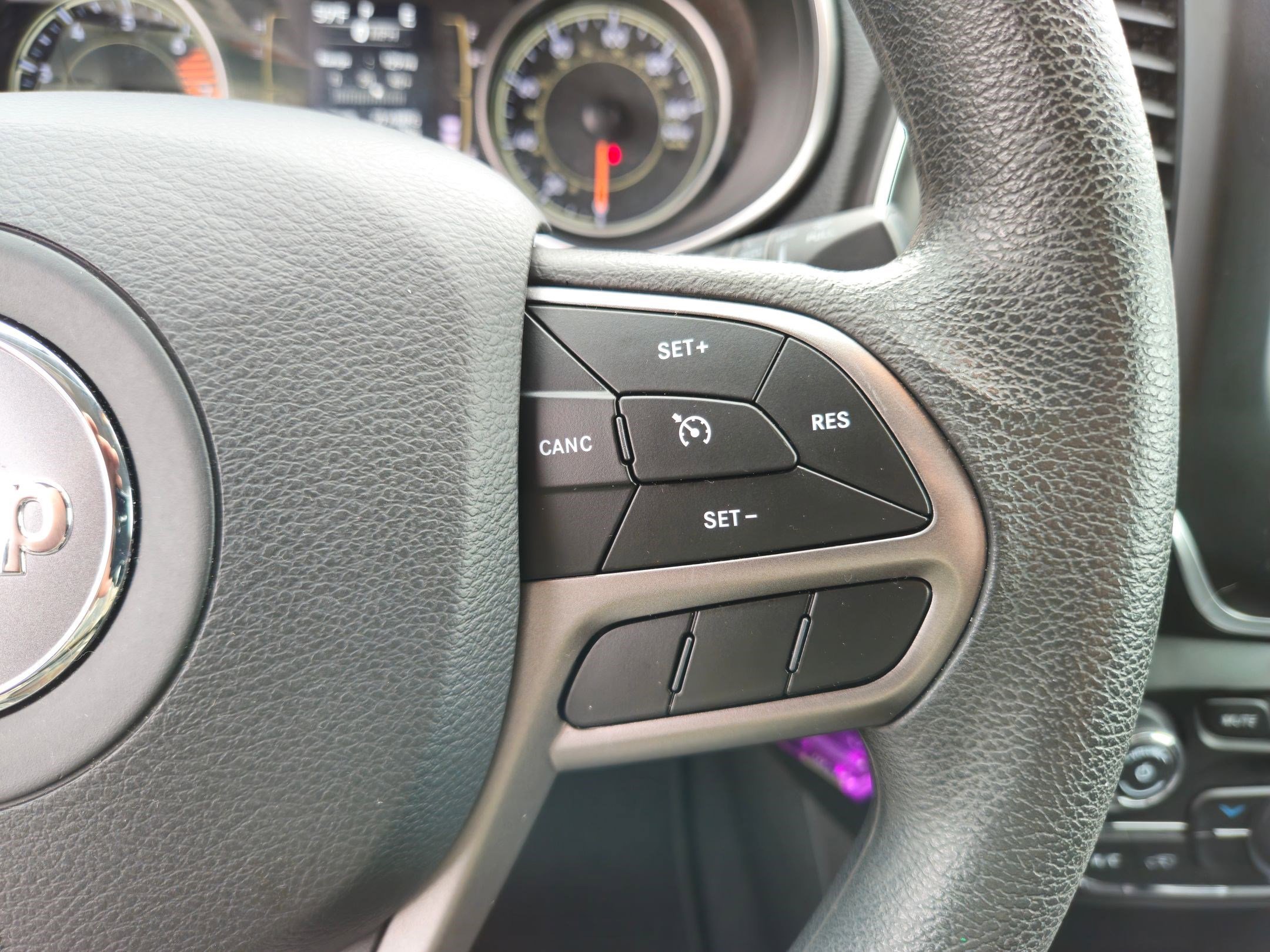 Used 2020 Diamond Black Crystal Pearlcoat Jeep Latitude image 18