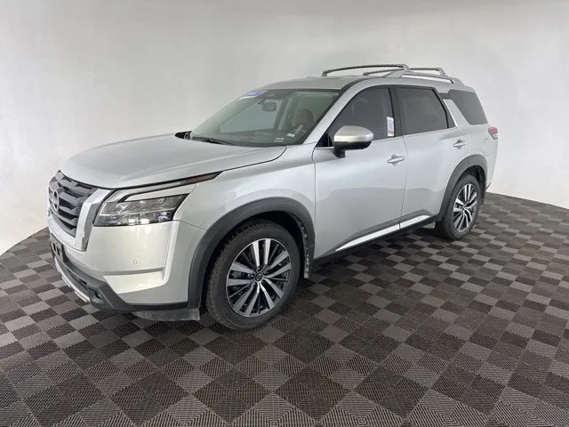 Used 2022 Silver Nissan Platinum image 4