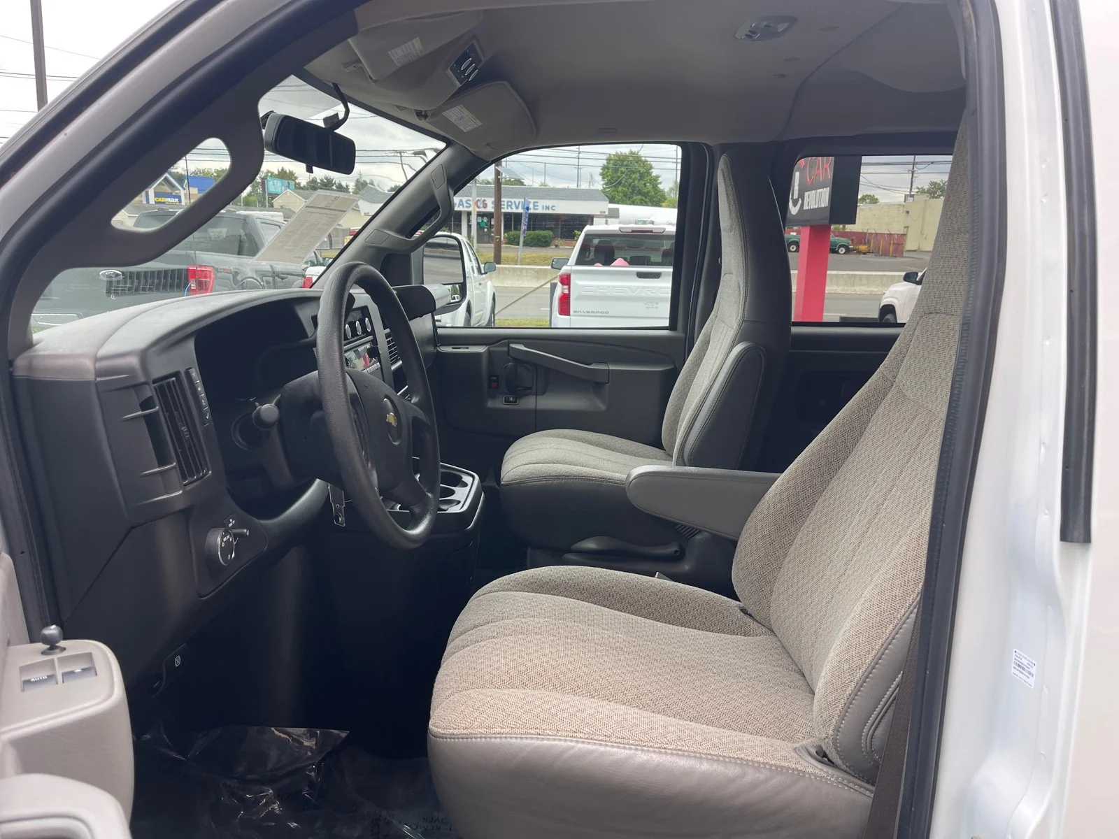 2023 Chevrolet Express Passenger LS - Photo 13