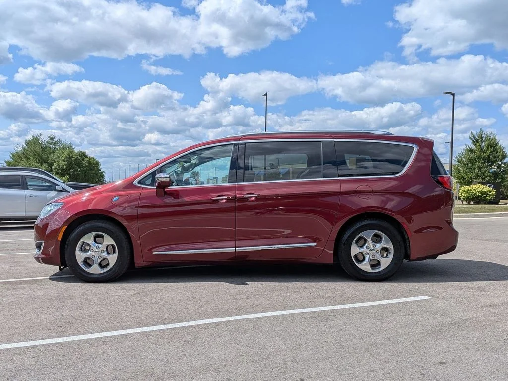 Used 2018 Red Chrysler Limited image 4