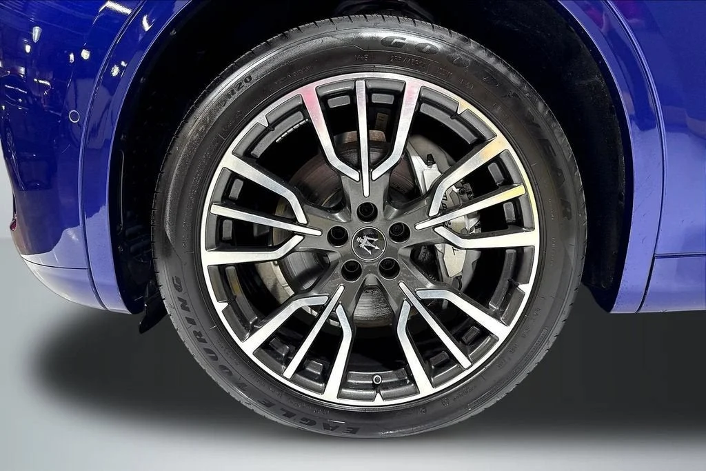 Used 2025 Blu Intenso Metallic Maserati  image 34