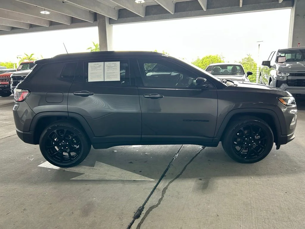 Used 2022 Granite Crystal Metallic Clearcoat Jeep Latitude image 6