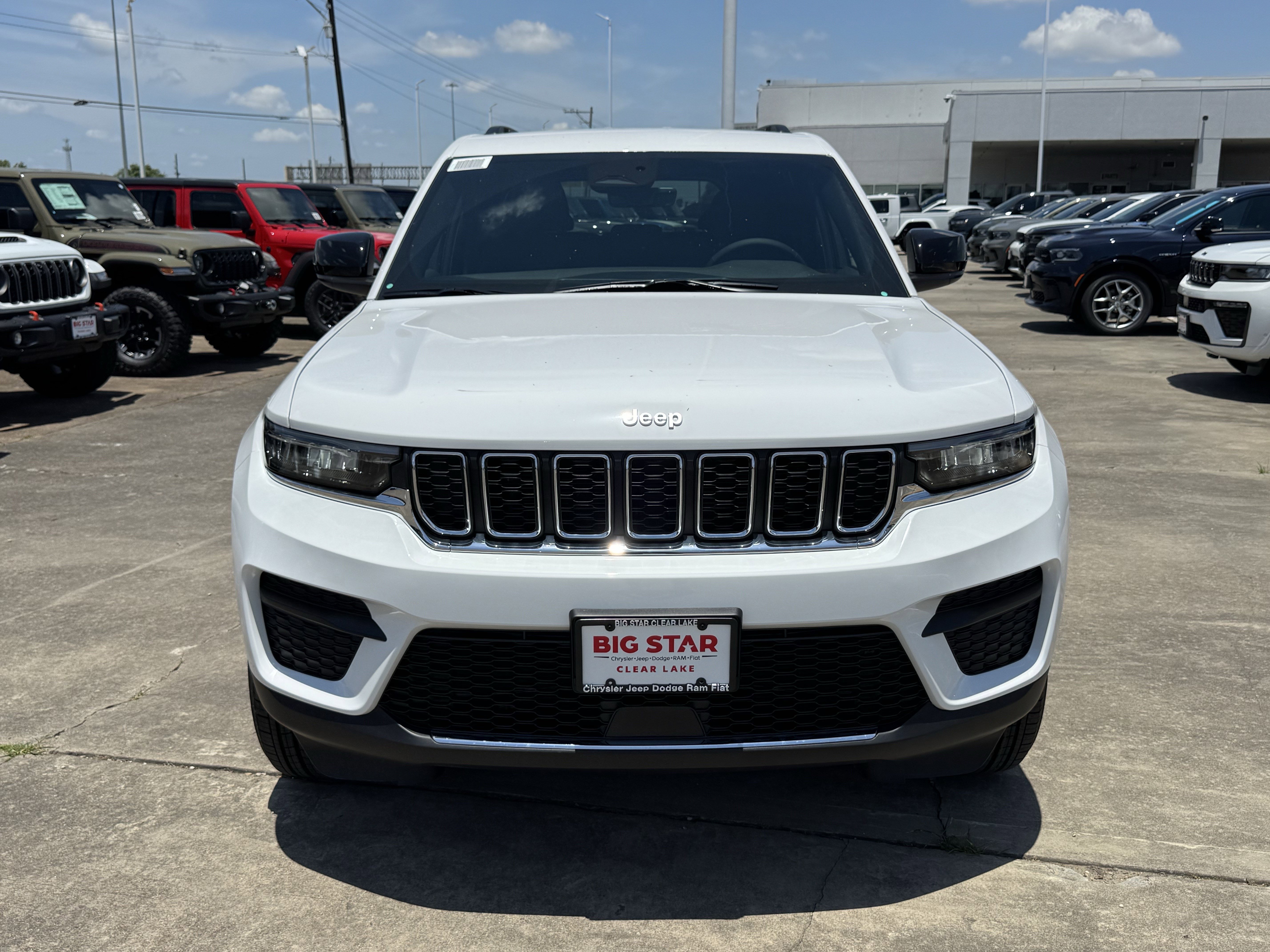 New 2026 Bright White Clear-Coat Exterior Paint Jeep Laredo image 3