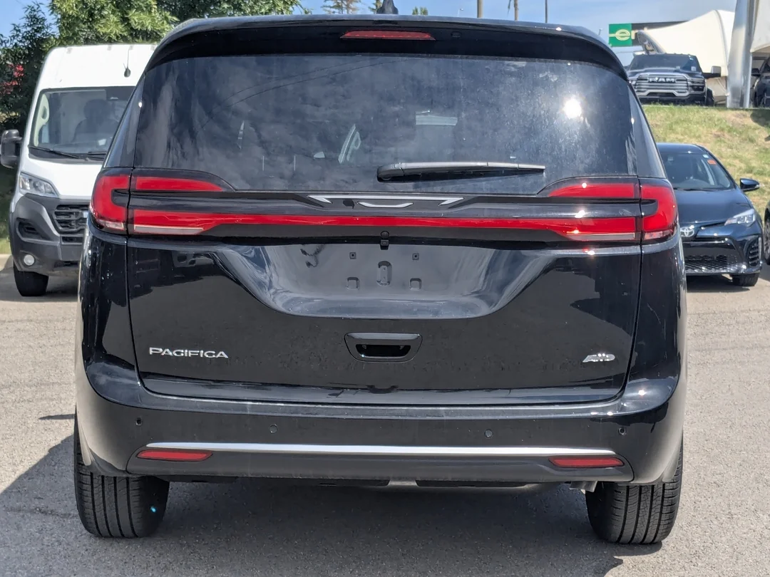 New 2027 Black Chrysler Select - - AWD - Safety Sphere Pkg - Stow n Go Seating - Heated Seats - Remote Start & More! image 7