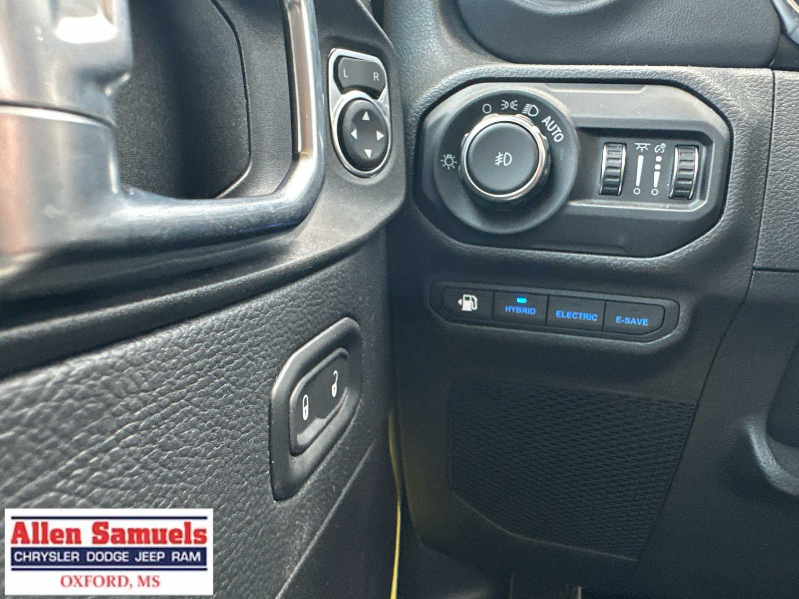 Used 2022 High Velocity Clearcoat Jeep Unlimited Sahara image 18
