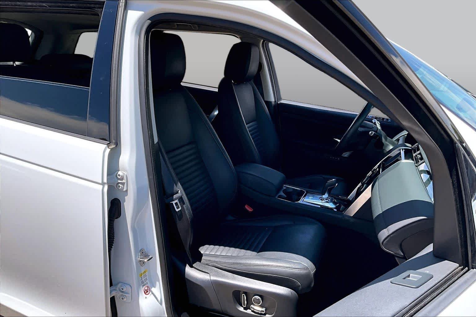 Used 2022 Fuji White Land Rover SE image 7
