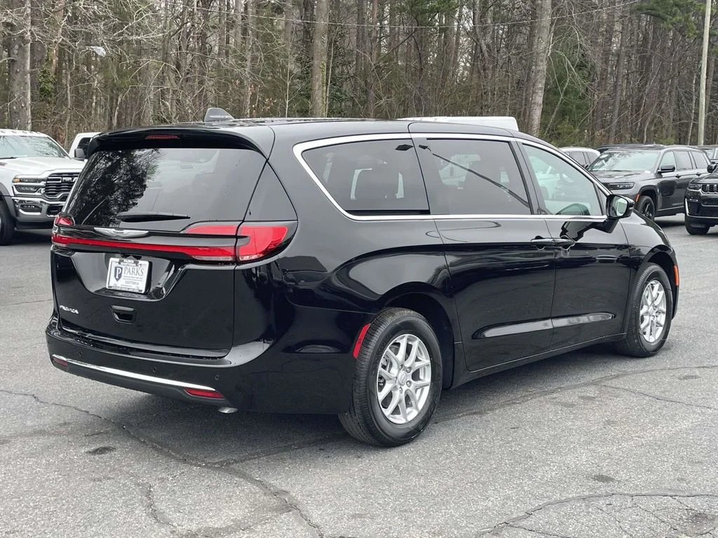 New 2026 Diamond Black Crystal Pearl-Coat Exterior Paint Chrysler Select image 8