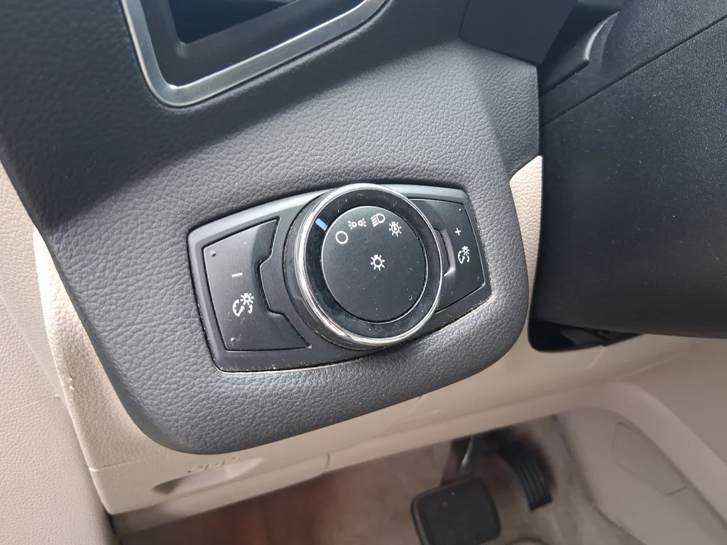 Used 2013 Silver Ford SE image 26